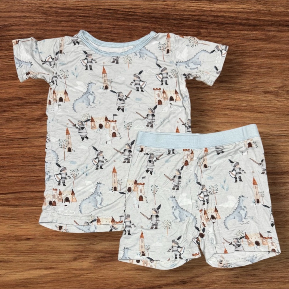 EUC Littleone Shop Knightly Dreams Bamboo Set
SZ 3T